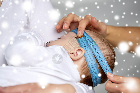 人,医学考试,医疗保健儿童护理用胶带测量婴儿的头雪上用胶带测量婴儿头,把手收来图片