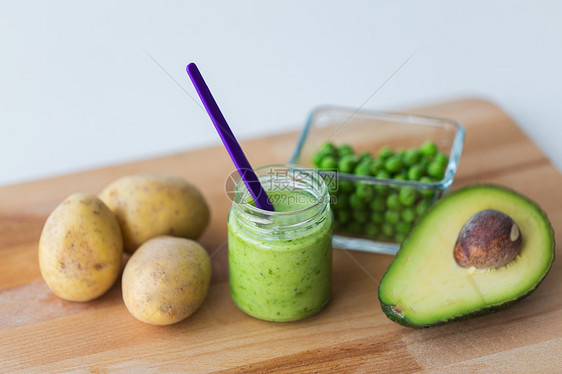 婴儿食品,健康饮食营养璃罐与绿色蔬菜泥木制切割板木板上果泥婴儿食品的罐子图片