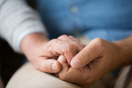 关系,慈善,老人的亲密的老夫妇牵手亲密的老夫妇牵手图片