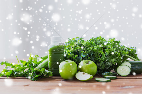 健康的饮食,食物,饮食素食瓶与绿色果汁,水果蔬菜木制桌子上的雪用绿色果汁蔬菜瓶子图片
