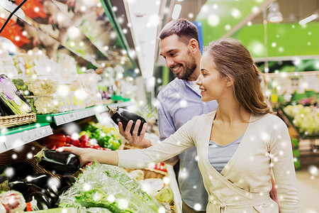 购物,食品,销售,消费主义人们的幸福的夫妇购买鳄梨杂货店超市雪上幸福的夫妇杂货店买茄子图片