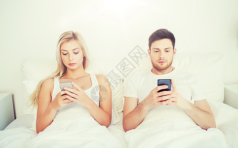 人,技术,互联网通信与智能手机床上夫妇床上智能手机图片