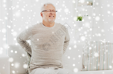 人们,医疗保健问题幸的老人雪地上遭受背部疼痛家里的痛苦幸的老人家里背痛图片