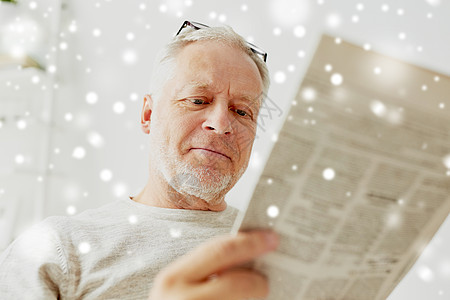 信息,人,大众媒体的特写老人家里雪地上看报纸老人家看报纸图片