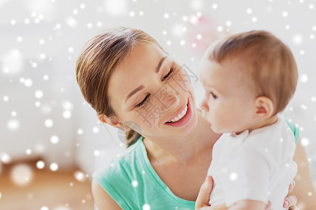 家庭,孩子父母的快乐的微笑轻母亲小婴儿家里下雪快乐的轻妈妈小宝宝家图片