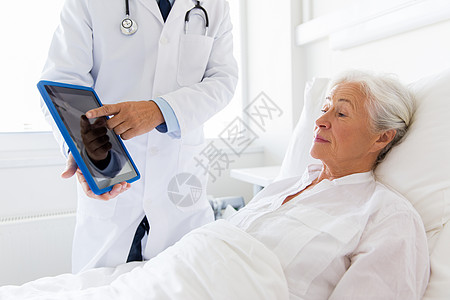 医学,医疗人的老妇女病人医生与平板电脑医院病房老年女子医生医院用平板电脑图片