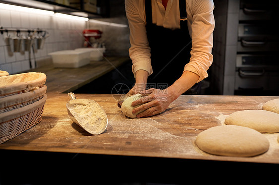 食物烹饪,烘焙人的厨师包师包店用长凳切割机分包师包店用长凳切割机分割图片