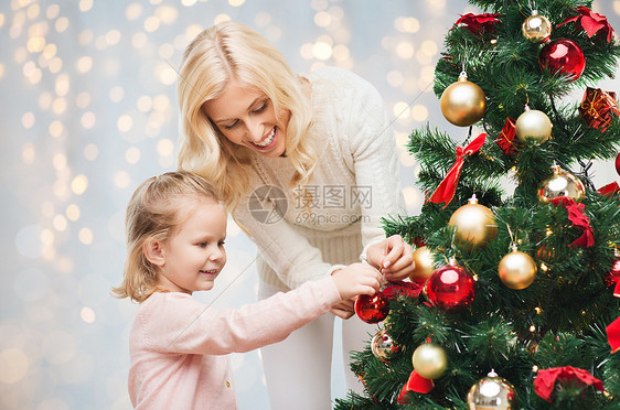 家庭,寒假人们的快乐的母亲小女儿装饰诞树母女装饰诞树图片