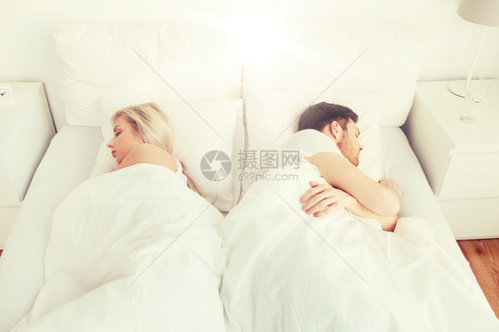 人,关系困难,冲突家庭观念夫妇睡家里睡觉夫妇家睡床上图片