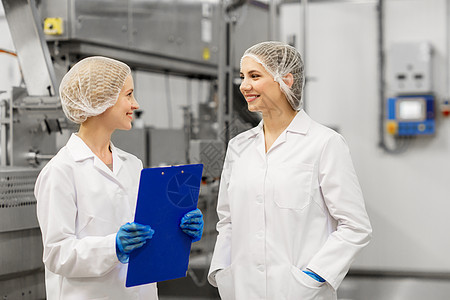 制造,工业人的快乐的女技术人员与剪贴板冰淇淋工厂商店冰淇淋厂快乐的女技术人员图片