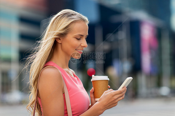 沟通,技术人的快乐的微笑轻妇女与咖啡智能手机城市街道城市里咖啡智能手机的女人图片