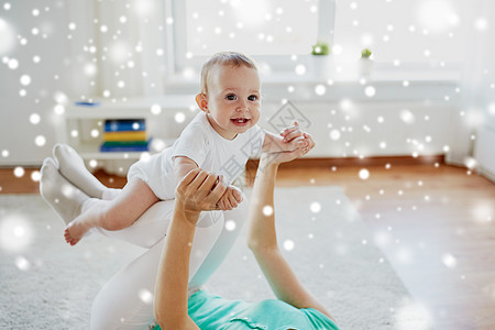家庭孩子父母的快乐的微笑轻母亲雪地上小婴儿玩耍快乐的妈妈家里宝宝玩图片