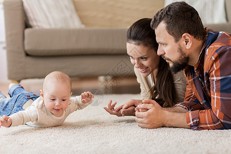 家庭,父母人的快乐的母亲父亲家里玩婴儿快乐的家庭家里婴儿玩耍图片