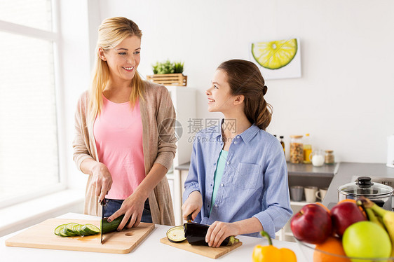 烹饪食物,家庭人的快乐的母亲女儿家里厨房切菜幸福的家庭家里厨房煮蔬菜图片