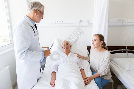 医学,医疗人的老妇女病人与女儿医生与剪贴板医院病房老年女子医生医院剪贴板背景图片