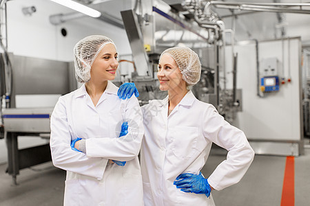 制造,工业人的快乐的女技术人员冰淇淋工厂商店冰淇淋厂快乐的女技术人员图片