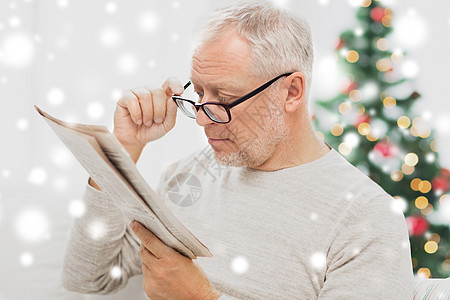 假期,信息,人,视觉大众媒体的老人戴着眼镜家里看报纸,诞树的背景雪戴