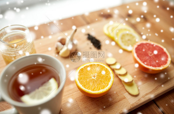 健康,传统医学,民间补救民族科学杯姜茶与蜂蜜,柑橘大蒜木板雪上姜茶加蜂蜜,柑橘大蒜木头上图片