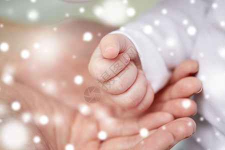 家庭,母亲,养育,人儿童保育的密切母亲新生儿的手雪上母亲新生婴儿的手图片