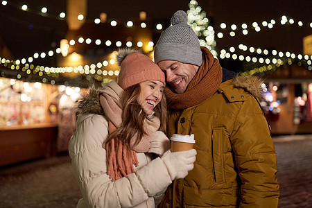 寒假,热饮人们的快乐的轻夫妇诞节市场晚上喝咖啡快乐的轻夫妇诞市场喝咖啡图片