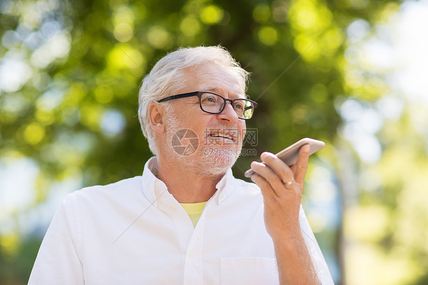 技术,老人通信老人用语音命令记录器打电话智能手机夏季公园老人智能手机上用语音命令记录器图片
