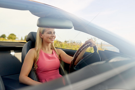 旅行,公路旅行人们的快乐的轻女人驾驶敞篷车快乐的轻女人开着敞篷车图片