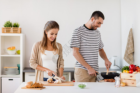 人健康的饮食夫妇烹饪食物家里厨房夫妇家里厨房饭图片