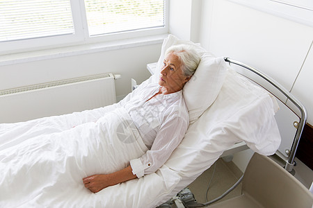 医学,医疗老人的悲伤的老妇女躺医院病房的床上悲伤的老妇女躺医院病房的床上图片