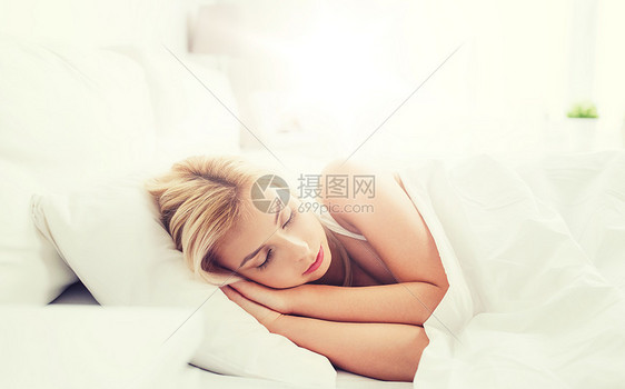 休息,舒适人的轻的女人睡床上家里的卧室轻的女人睡家里卧室的床上图片
