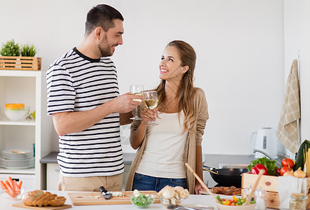 人们健康的饮食观念快乐的夫妇烹饪饮用非酒精葡萄酒家里厨房夫妇家饭喝酒图片