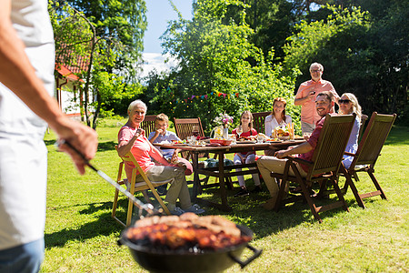 食物,人家庭时间男子烹饪肉烧烤烧烤夏季花园聚会夏天的聚会上,男人烧烤架上煮肉图片