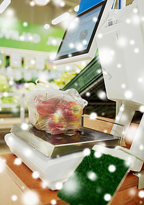 购物,销售,消费主义食品苹果塑料袋规模杂货店雪杂货店里,塑料袋里的苹果秤上图片
