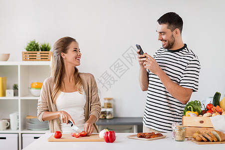 人们健康的饮食观念快乐的夫妇家厨房饭幸福的夫妇家里厨房饭图片