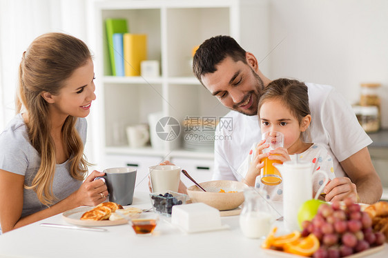 家庭,饮食人的快乐的母亲,父亲女儿家里吃早餐幸福的家庭家里吃早餐图片