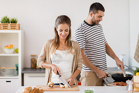 人健康的饮食夫妇烹饪食物家里厨房夫妇家里厨房饭图片