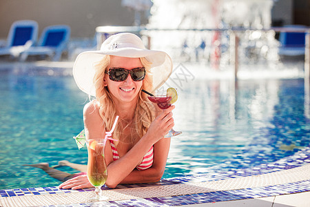 游泳池戴帽子的金发女人高清图片