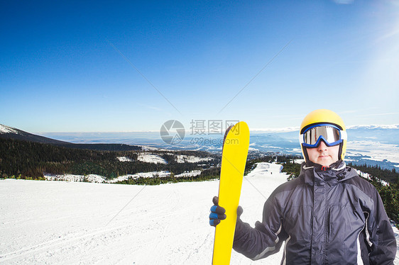 高塔特拉山的滑雪坡寒冷的晴天滑雪坡滑雪者图片