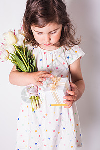 小女孩带郁金香盒子给妈妈送礼物母亲节图片
