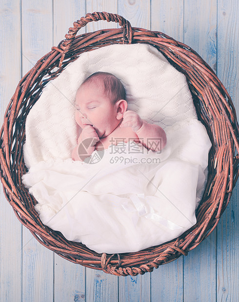 睡柔软的白色毯子上的新生儿新生儿图片