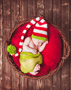 睡帽子里的新生儿,篮子里的红毯子上图片