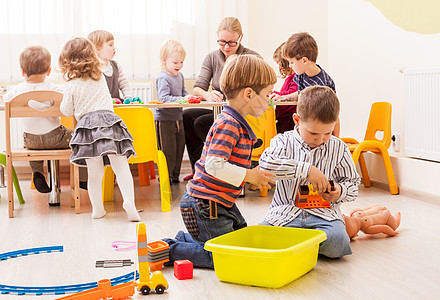 两个可爱的小男孩幼儿园玩玩具铁路儿童游戏图片