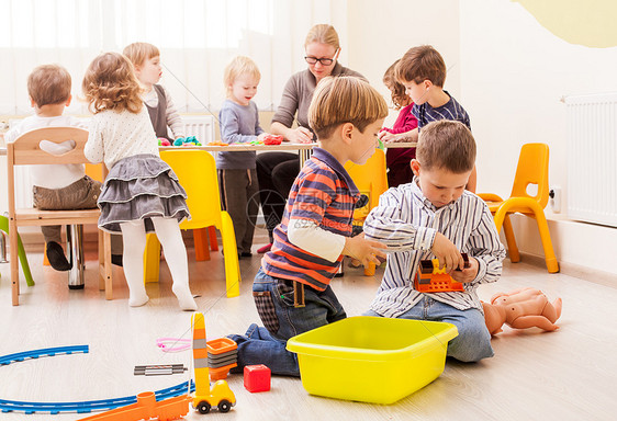 两个可爱的小男孩幼儿园玩玩具铁路儿童游戏图片