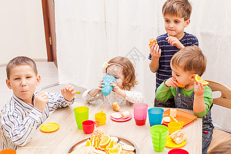 群快乐的孩子幼儿园生日时享受聚会生日派快乐图片