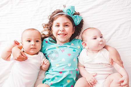 五岁的女孩她的兄弟双胞胎躺床上带双胞胎的妹妹图片