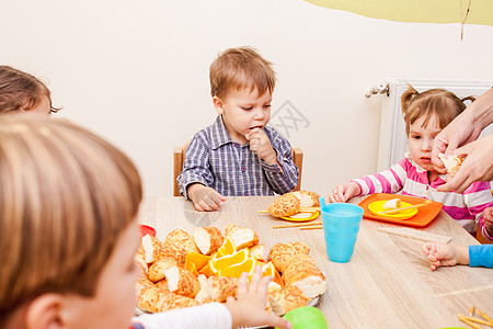 群快乐的孩子幼儿园生日时享受聚会生日派快乐图片