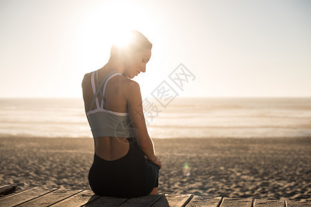 海滩上享受美丽日落的女人的肖像图片