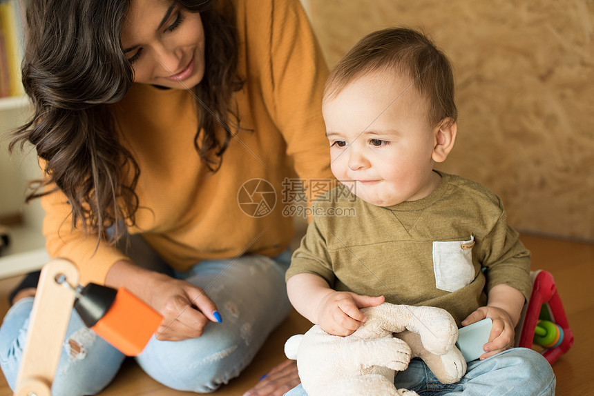 妈妈玩她的婴儿教育方法的图片