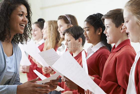 学校合唱的孩子们受老师的鼓励图片