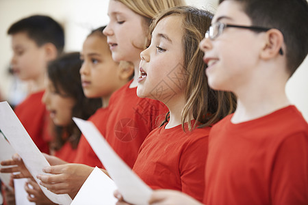 群学校的孩子合唱里唱歌图片