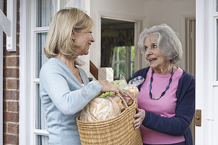 女邻居帮助老年女子购物图片